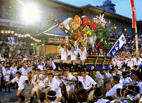 Hakata Yamagasa Festival culminates with float-carrying event