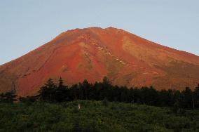 Mt. Fuji turns red in morning glow