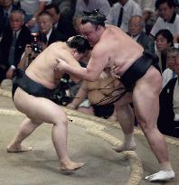 Asashoryu gets breathing space at autumn sumo