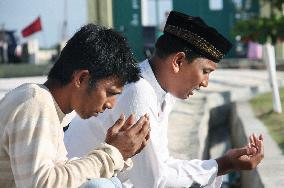 Acehnese flock to mass graves to mark deadly 2004 tsunami