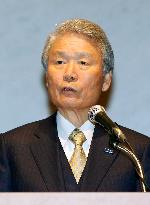 Keidanren chief asks firms to raise wages to fight deflation