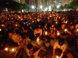 Tens of thousands in Hong Kong commemorate Tiananmen massacre victims