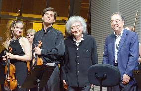 Maestro Ozawa applauded after Paris concert