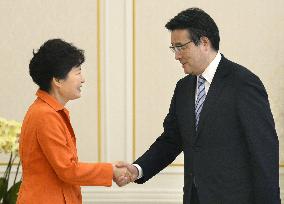 DPJ leader Okada meets with S. Korea pres.
