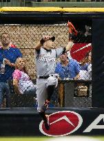 Marlins outfielder Ichiro catches liner in game vs. Brewers