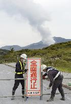 Tourists evacuated amid volcanic eruption on Mt. Aso