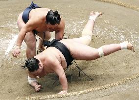 Kakuryu ousts Terunofuji in playoff to win autumn sumo