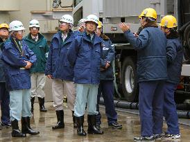 Fukui governor inspects Takahama plant