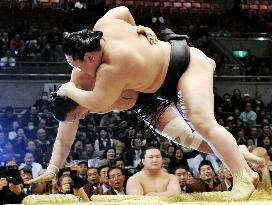 Asashoryu wins against Aminishiki at spring sumo