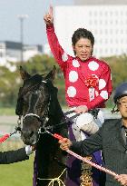 Laurel Guerreiro wins Takamatsunomiya Kinen