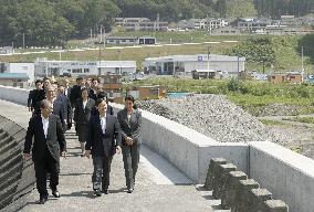 Crown prince, princess visit tsunami-struck area