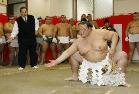 New yokozuna Kisenosato practices "dohyo-iri" ritual