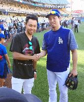 Ex-swimmer Kitajima throws out 1st pitch at Dodger Stadium
