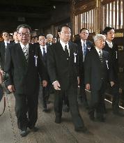 Japanese lawmakers visit war-linked shrine