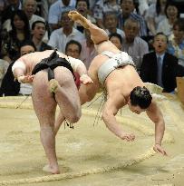 Harumafuji spoils yokozuna bid with 2nd defeat at Nagoya sumo