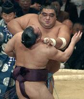 Musashimaru triumphs on 1st day at Kyushu sumo