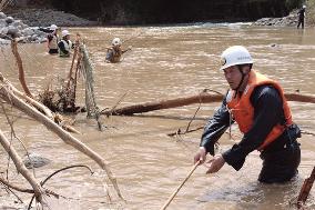 (2)Mudslide rescue operations resume