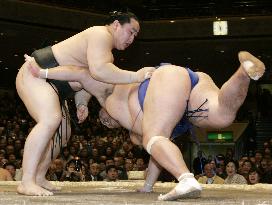 Yokozuna Asashoryu beats No. 2 maegashira Tosanoumi