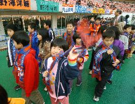 Children in quake-hit Yamakoshi invited to soccer match