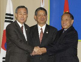 Japan, China, S. Korea discuss security, economic issues