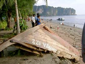 (1)Quake, tsunamis devastate Southeast, South Asia