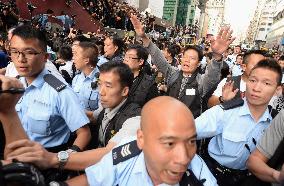 H.K. officials begin dismantling protest barricades