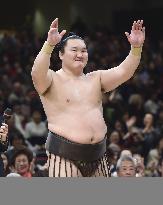 Hakuho finishes perfect in New Year sumo tournament