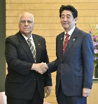 PM Abe meets with Cuban official