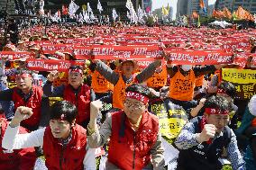 Thousands of labor union members march in antigovernment rally