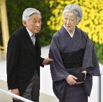 Imperial couple leaves venue of anniv. ceremony for end of WWII