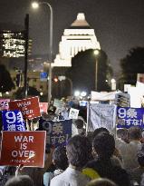 Japanese rally in front of Diet against security bills