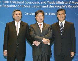 Japan, China, S. Korea trade chiefs focus on 3-way free trade deal