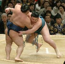 Hakuho, Asa both win to set up dramatic climax at spring meet