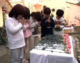 Children pray for 6 victims of 1995 quake