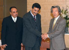 (1)Koizumi meets with exile to get information on Iraq