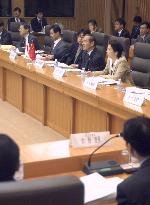 (2)Japan, China hold economic talks to promote trade