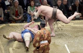 Hakuho marches on at New Year sumo tournament