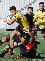 Suntory close in on Top League title