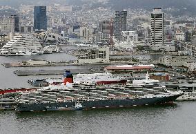 Luxury liner Queen Elizabeth arrives in Kobe