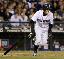 Mariners' Ichiro breaks Harimoto's career-hits record