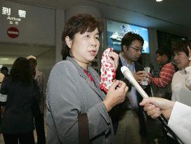 (1)Passengers arrive in Japan after ship accident in S. Korea