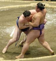 Ozeki Hakuho remains unbeaten at summer sumo