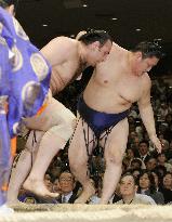 Kotooshu undefeated at summer sumo, shares lead with Hakuho