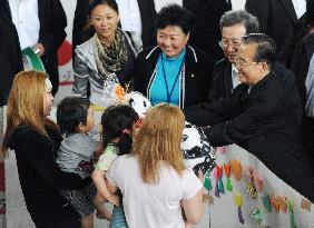 Chinese Premier Wen visits disaster-hit Fukushima