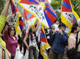 Protesters gather at university just before China Hu's speech