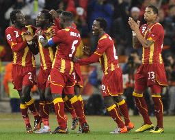 Uruguay beat Ghana on penalties