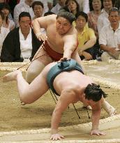 Hakuho falls to 1st-day loss at Nagoya sumo