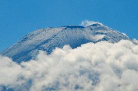 Mt. Fuji gets season's 1st snowcap