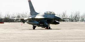 2 U.S. F-16 fighters make emergency landing at Hakodate airport