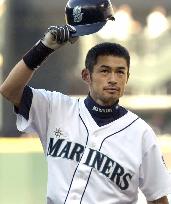 Ichiro collects 4th straight Gold Glove Award